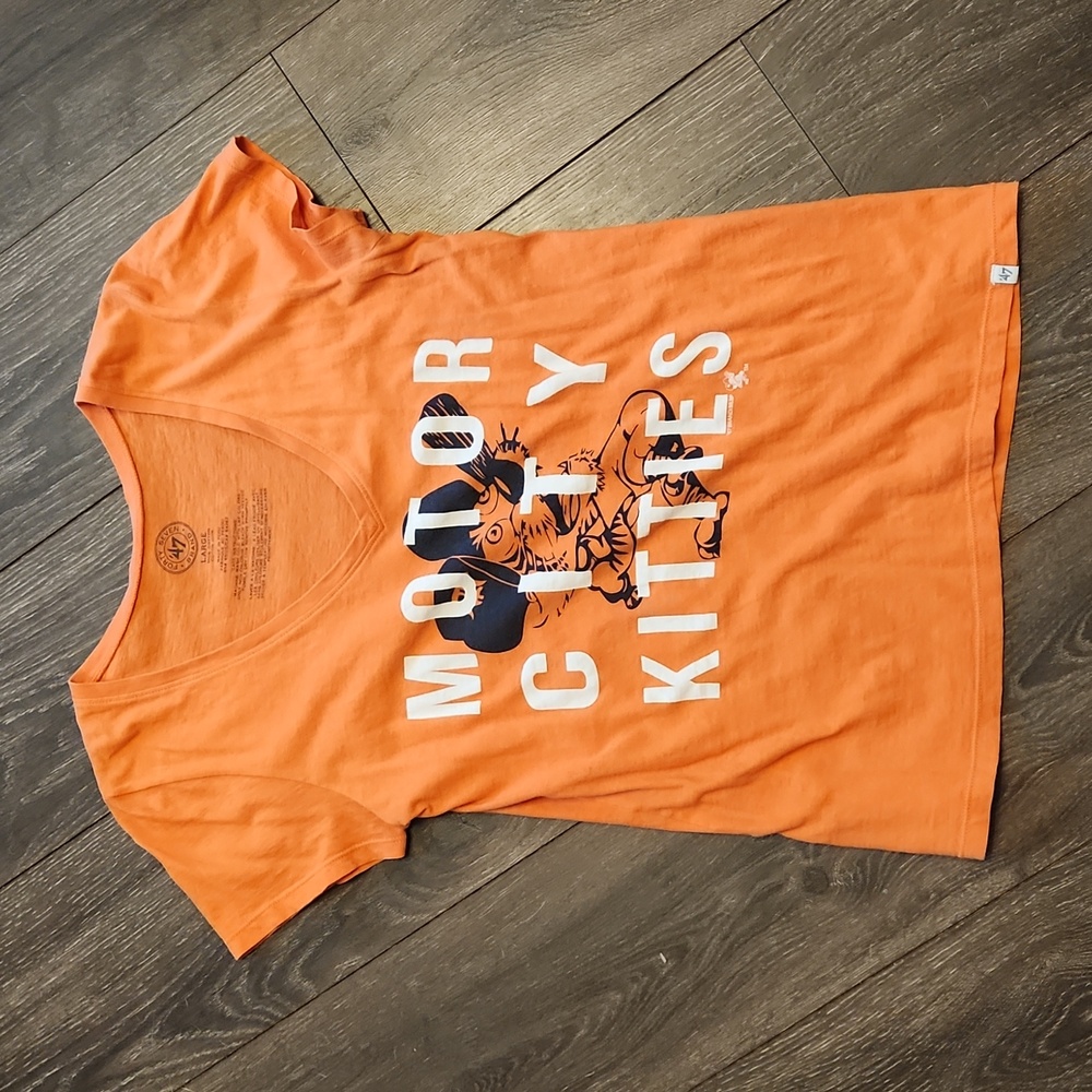 detroit tigers v-neck • large